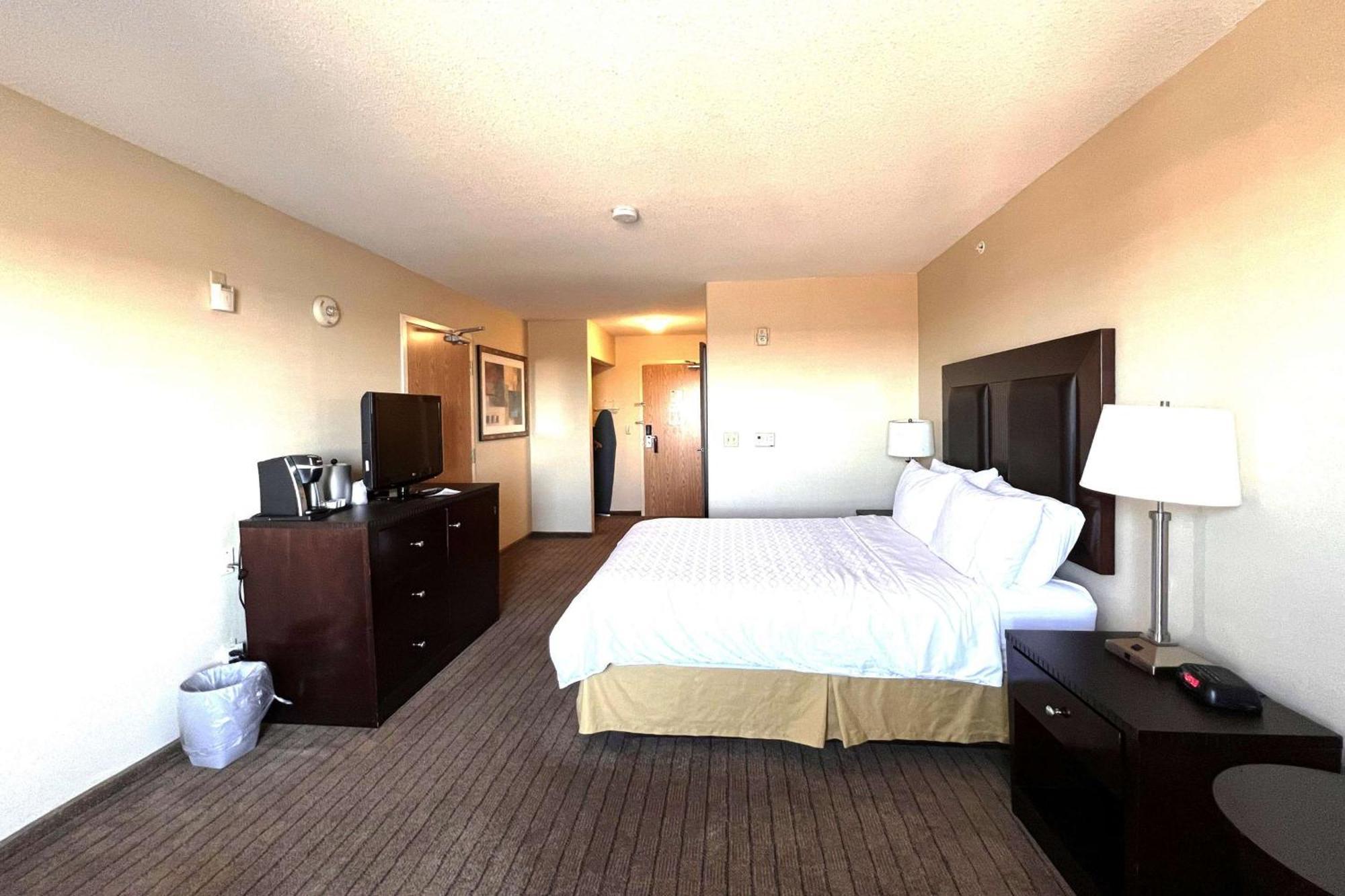Ramada By Wyndham פרינס אלברט מראה חיצוני תמונה