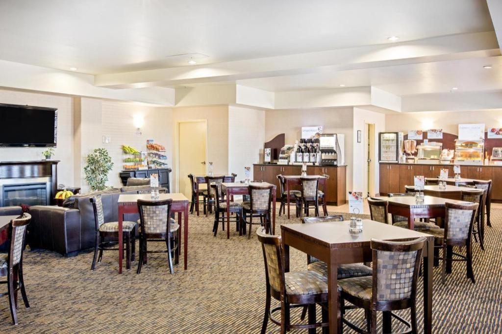 Ramada By Wyndham פרינס אלברט מראה חיצוני תמונה