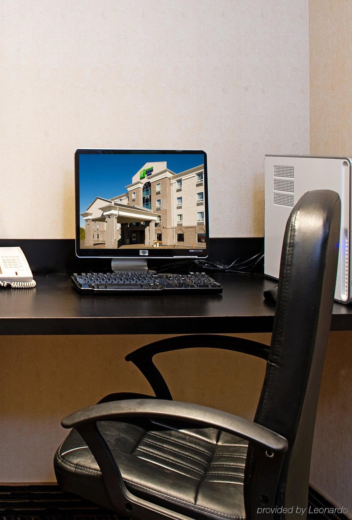Ramada By Wyndham פרינס אלברט מראה חיצוני תמונה
