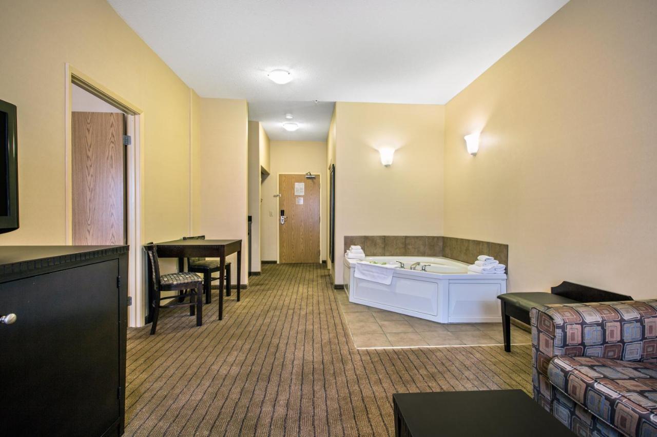 Ramada By Wyndham פרינס אלברט מראה חיצוני תמונה